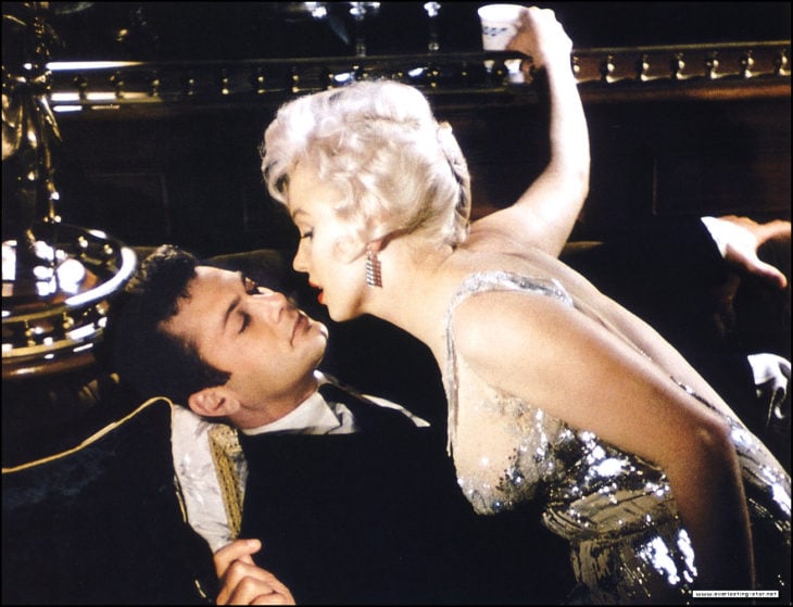 Tony Curtis y Marilyn Monroe
