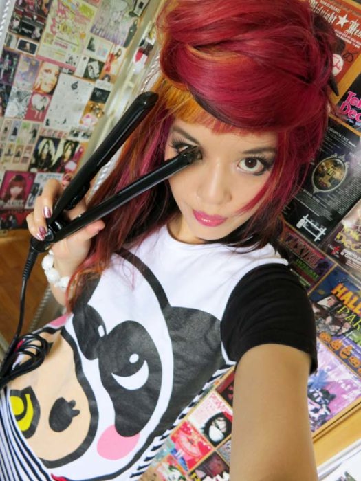 chica emo con plancha de cabello