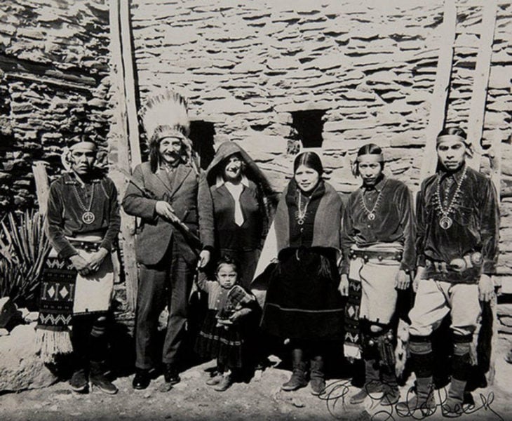 albert einstein posando junto a una tribu tradicional