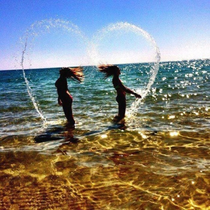 mejores amigas en el mar