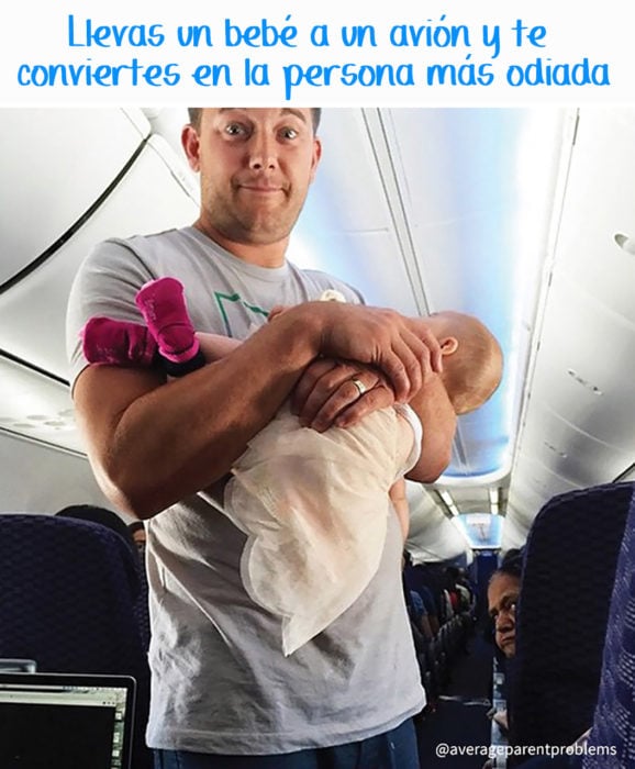 hombre cargando a un bebé en un avión 