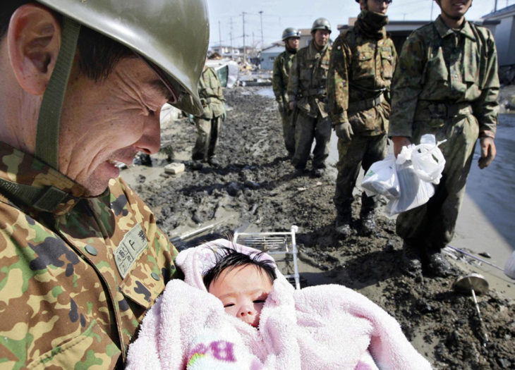 soldado sostiene a una bebé