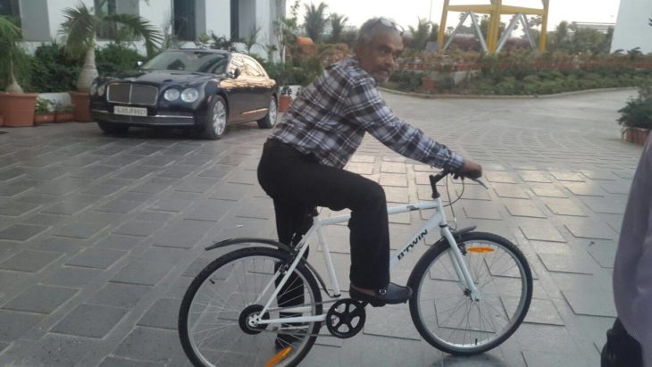 savji dholakia en bicicleta