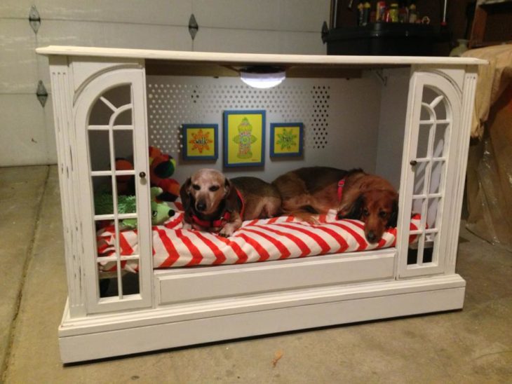 cama para perro hecha con el mueble de la televisión 