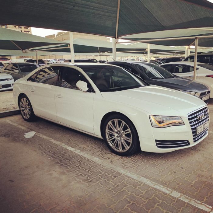 carros lujosos en estacionamiento de dubai 