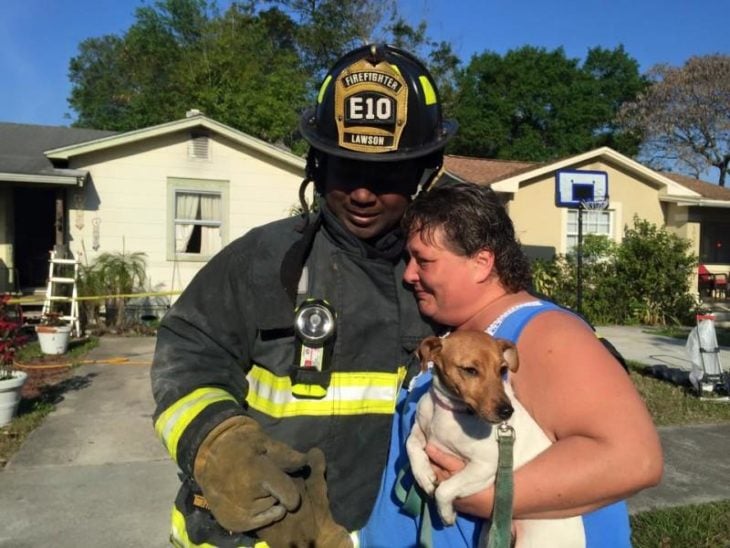 bombero que salvó a un perro de un incendio