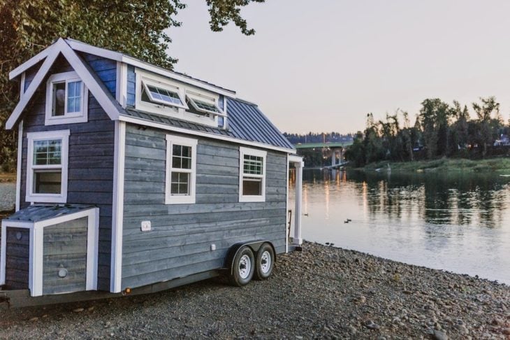 pequeña casa rodnate frente a un lago