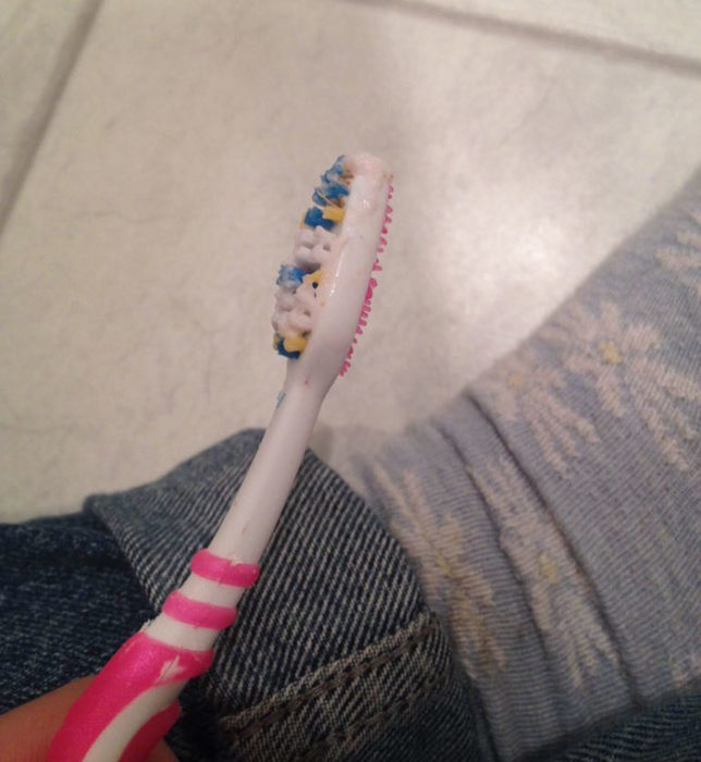 cepillo de dientes con las cerdas cortadas
