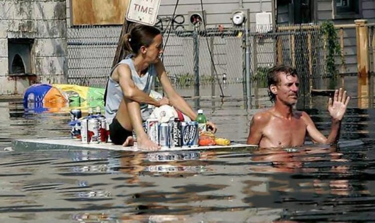 personas salvan cervezas en una inundación