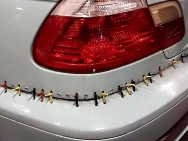 auto arreglado con alambres
