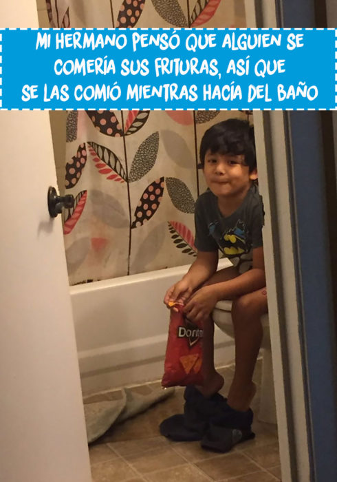 niño come sentado en la taza del baño