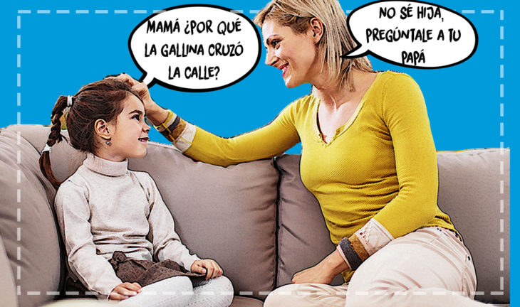 niña conversando con su madre