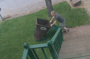 chico se mete al bote de basura 