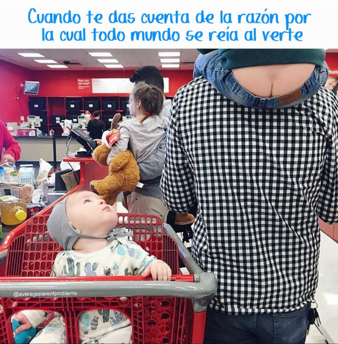 en un supermercado hombre carca a un niño pequeño y a este niño se le ve el trasero