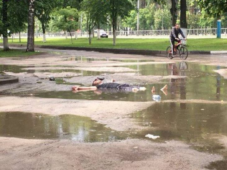 un hombre tirado en un charco de agua