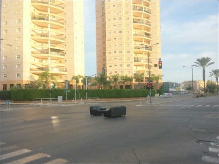 una sala en medio de la calle