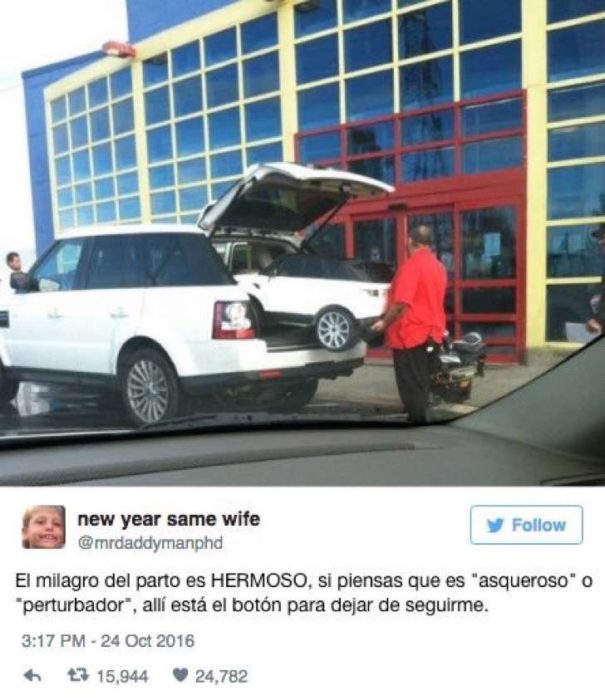 hombre saca una camioneta pequeña de la cajuela de una camioneta