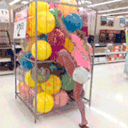 muchacha se cae en una jaula de globos