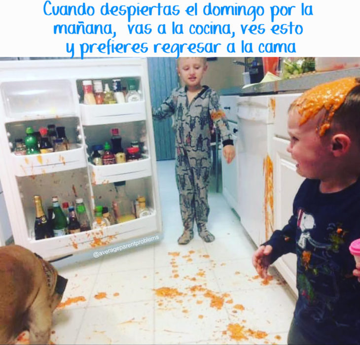 dos niños pequeños hacen un desastre en la cocina