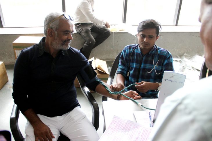 savji dholakia donando sangre