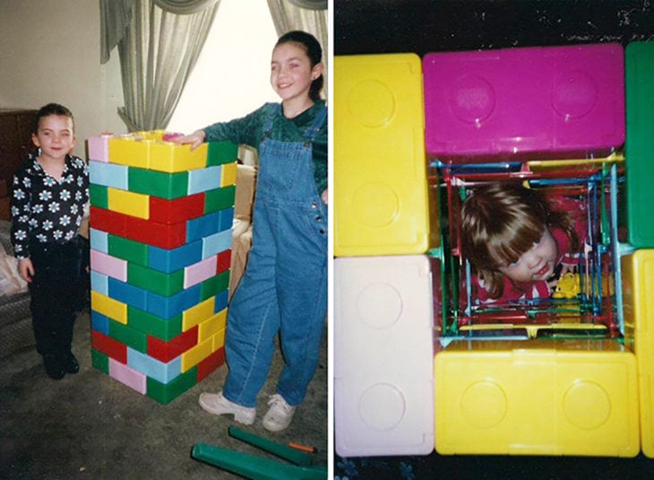 dos niñas construllen una torre de juguete en medio está su hermana