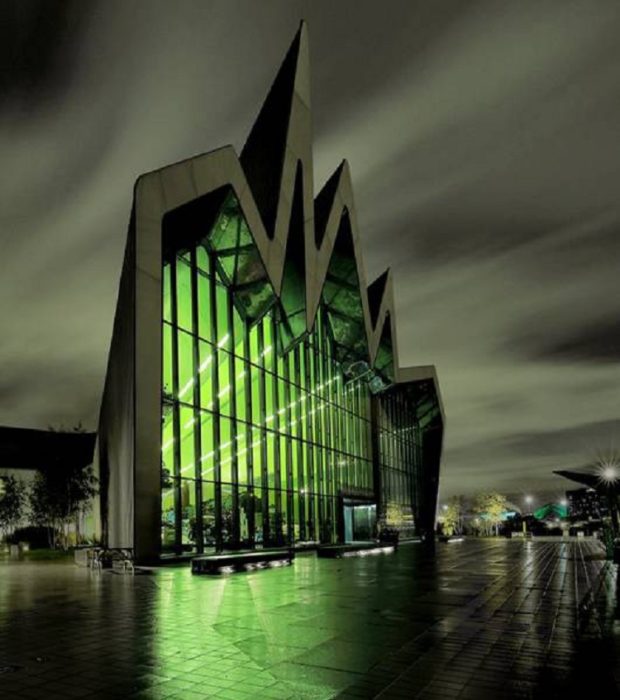 edificio que parece guarida de batman en reino unido