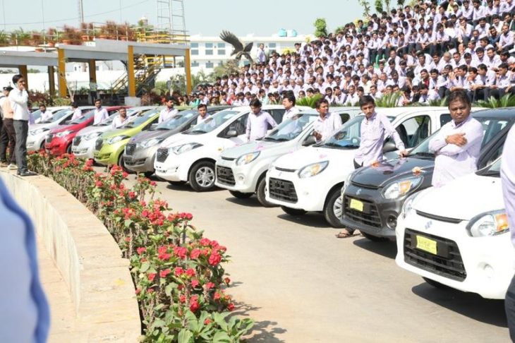 empleados de la india con carros nuevos