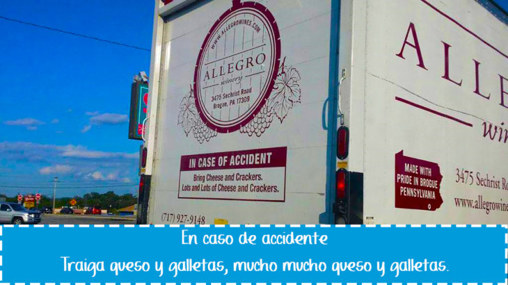 cartel gracioso en vehículo sobre traer galletas en caso de accidente