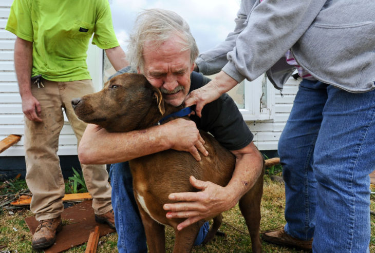 hombre abraza a su perro