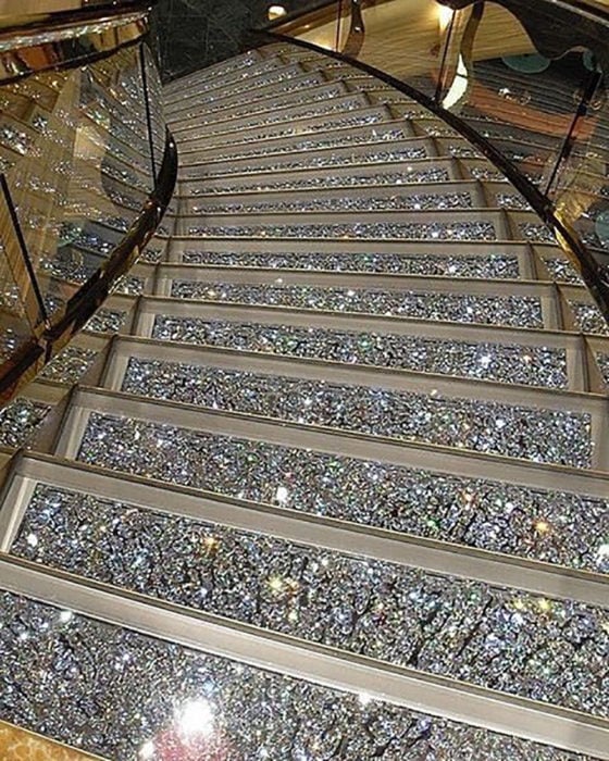 escaleras llenas de joyas