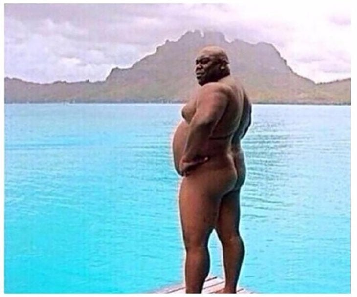 hombre negro y obeso desnudo frente al mar