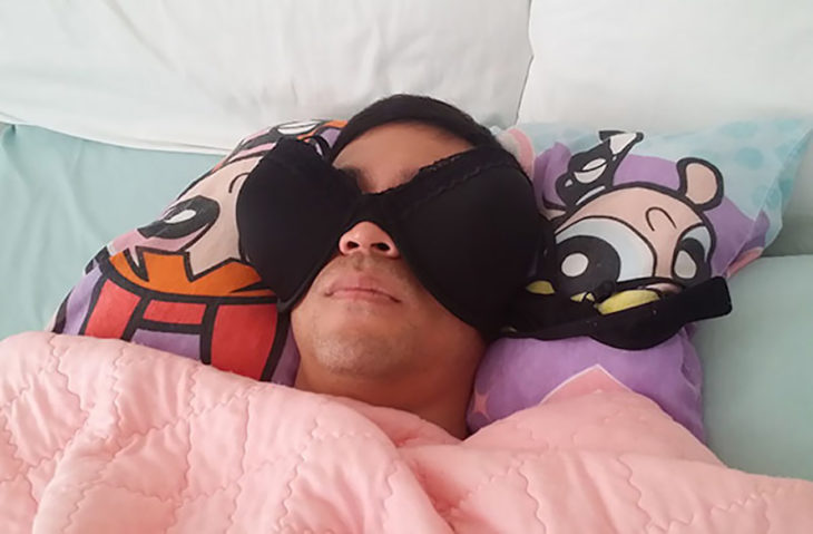 hombre usa sostén como gafas de noche