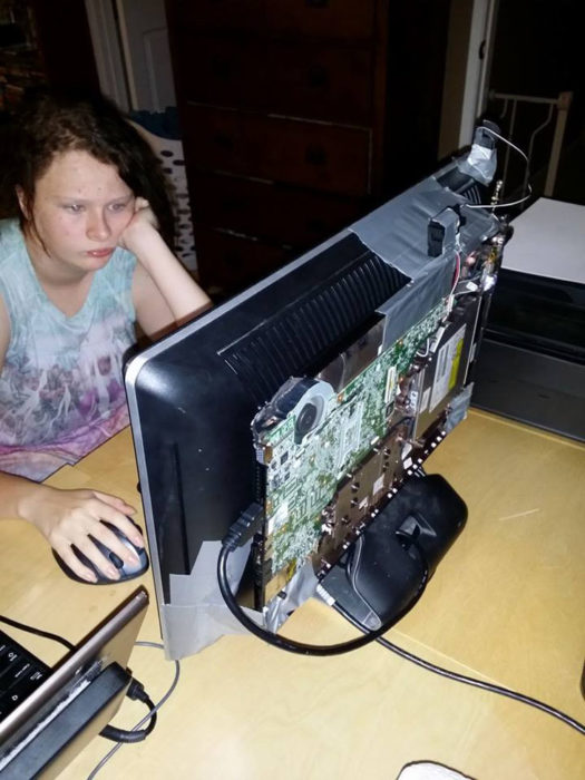 niña en una computadora que tiene cinta adhesiva