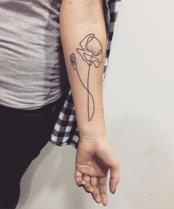 tatuaje de una sola línea de una flor