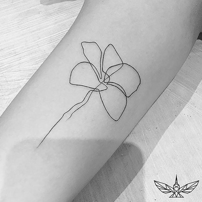 tatuaje de una sola línea de una flor simple
