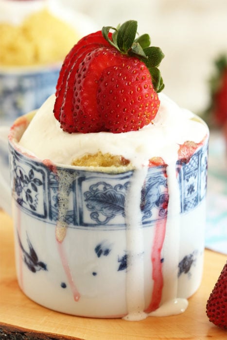 pastel de fresa en una taza