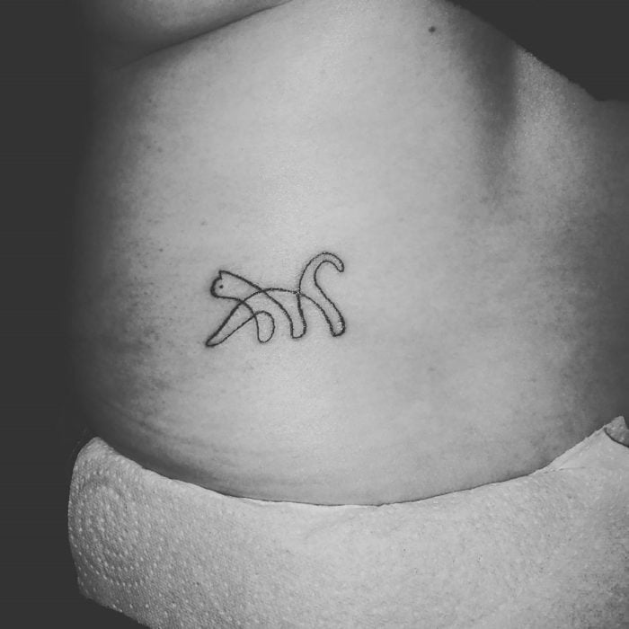 tatuaje de una sola línea de un gato
