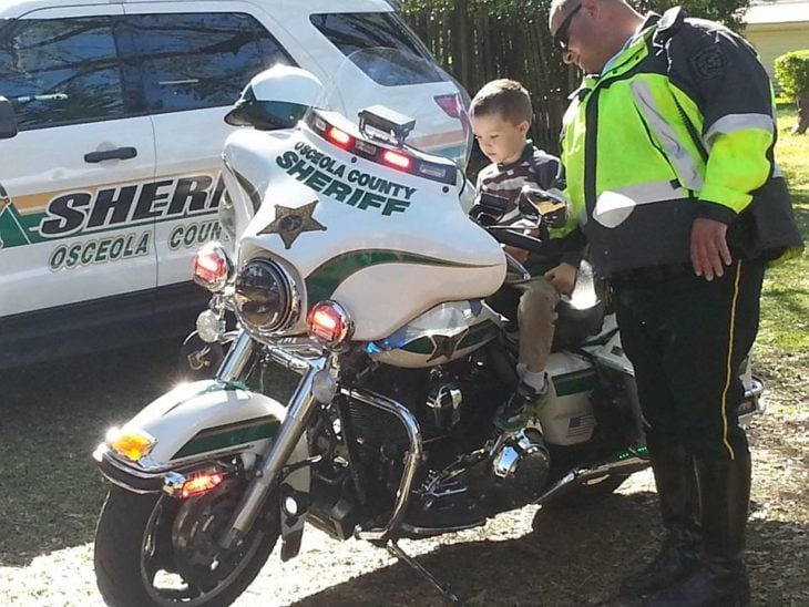 glen arriba de una moto de policía