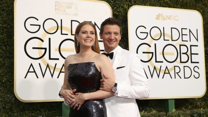 amy adams y jeremy renner en los globos de oro