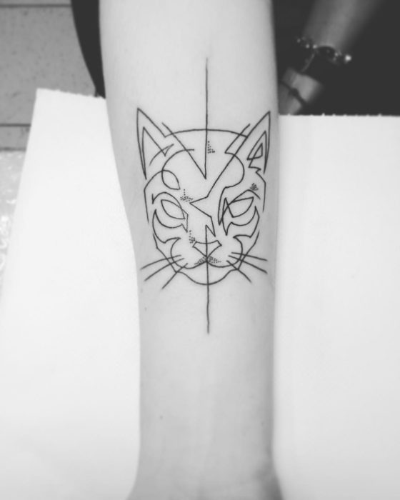 tatuaje de una sola línea de cara de gato