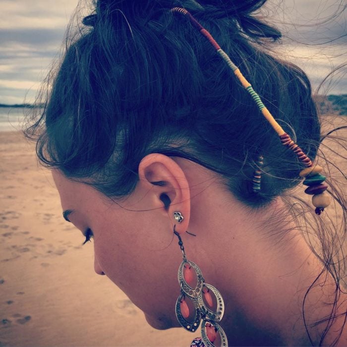 mujer con trenza de hilo en el cabello