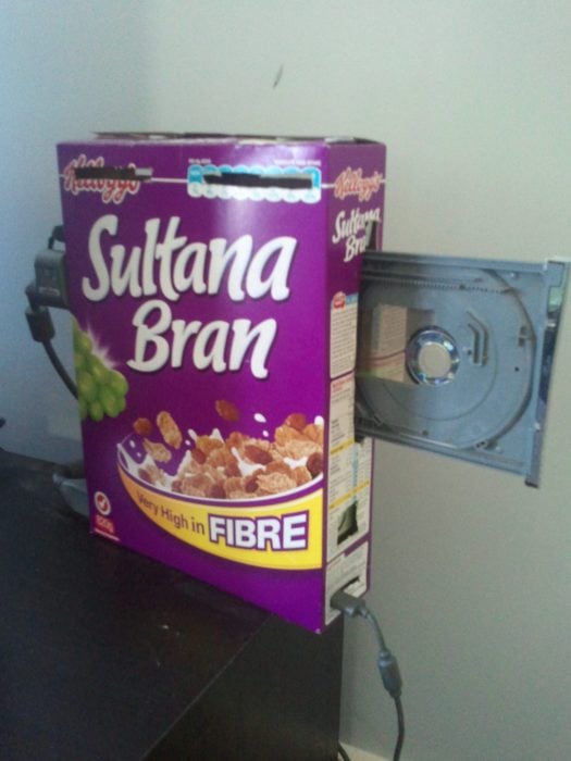 caja de cereal con compartimento para disco