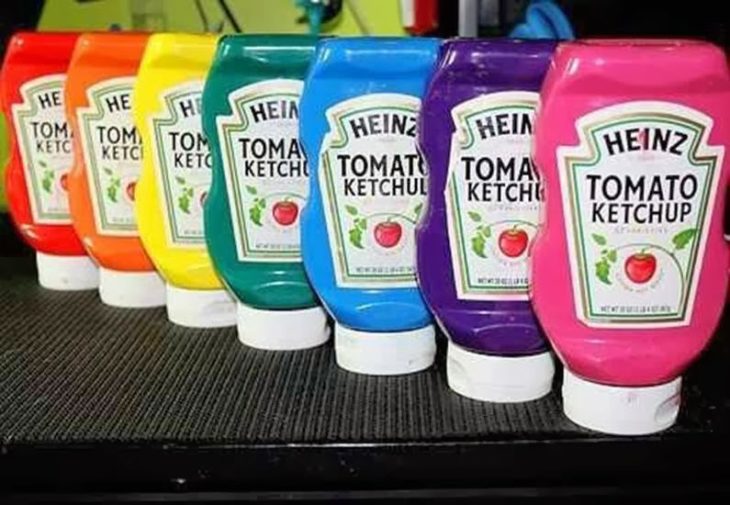 botellas de ketchup llenas de pintura