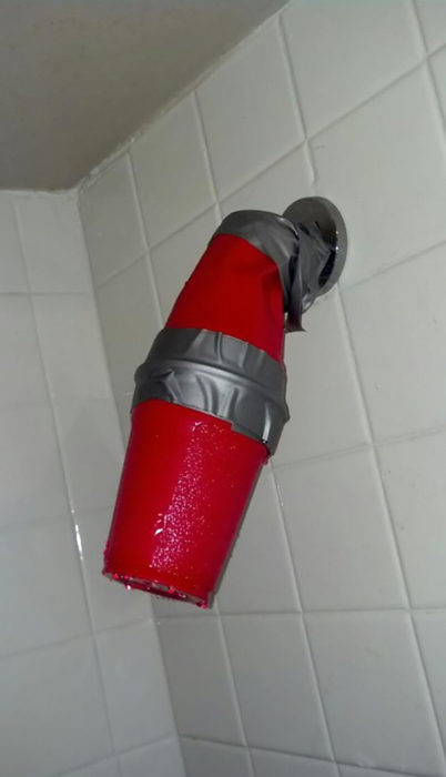 ducha hecha con vasos desechables rojos