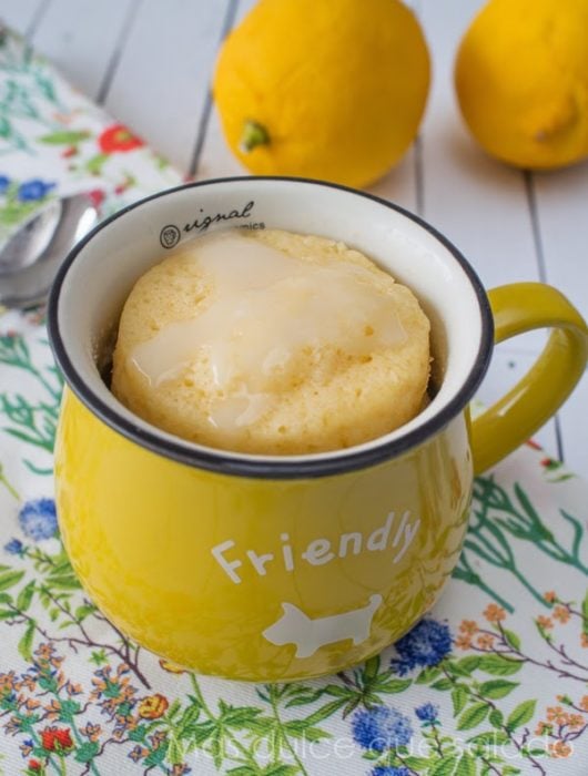 pastel de leche condensada en una taza