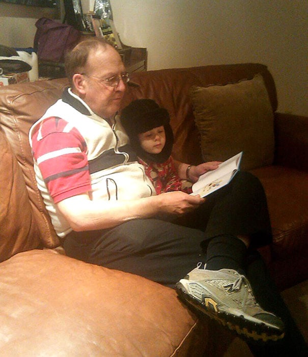 niño y abuelo leyendo