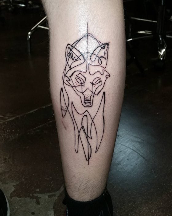 tatuaje de una sola línea de un lobo