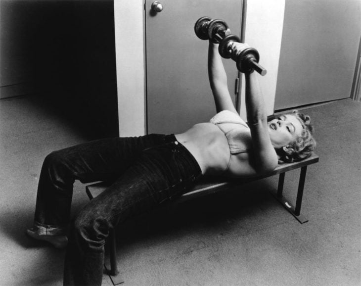 marilyn monroe haciendo ejercicio cuando tenía 26 años en 1952