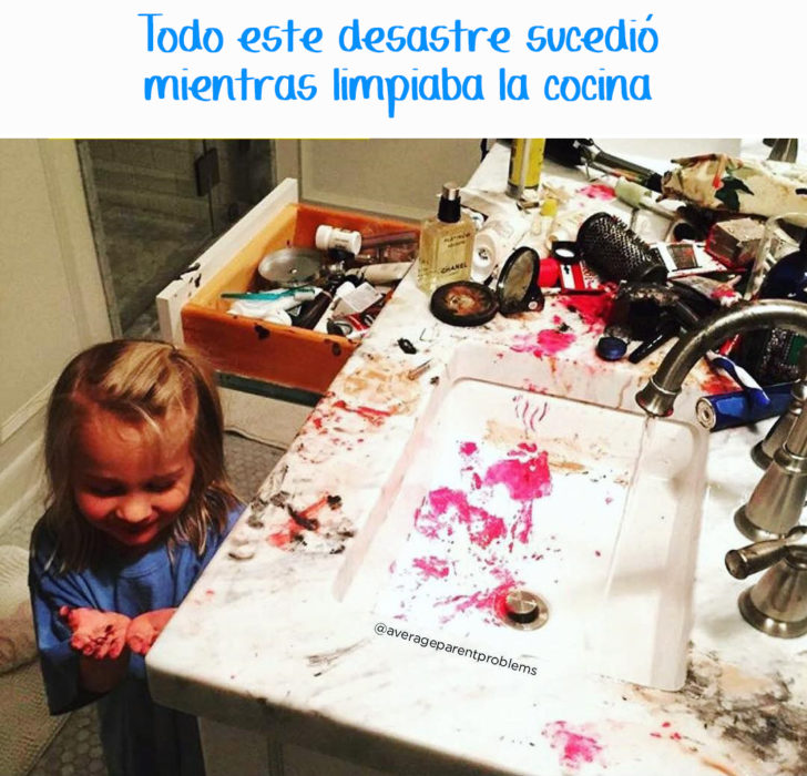 niña destrozó los cosméticos de su madre en el baño