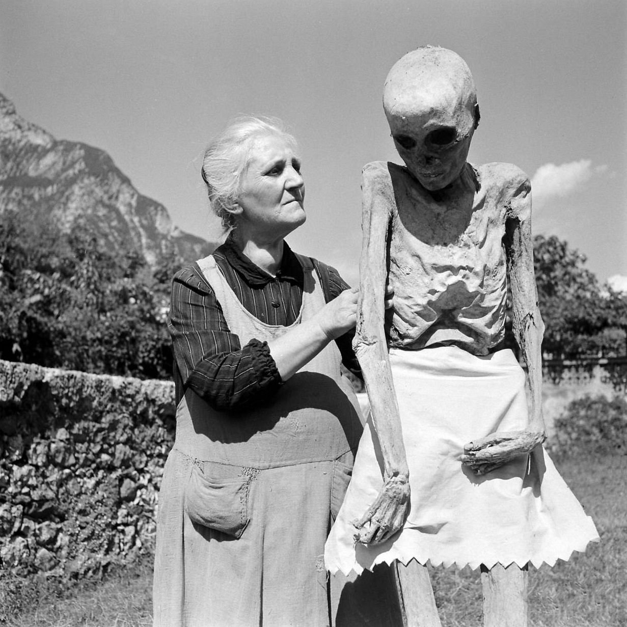 Самое жуткое фото в истории. Венцоне Италия 1950 мумии. Выгул Мумий. Венцоне, Италия, 1950. Странные старинные фотографии.